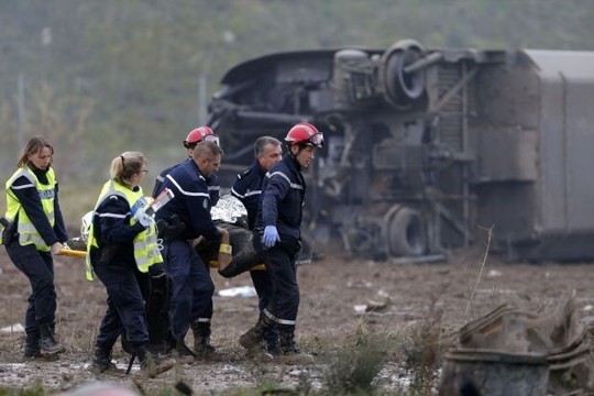 Vừa bị khủng bố, Pháp chịu thêm tai nạn tàu cao tốc trật bánh, 5 người thiệt mạng ảnh 1