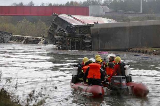 Vừa bị khủng bố, Pháp chịu thêm tai nạn tàu cao tốc trật bánh, 5 người thiệt mạng ảnh 5