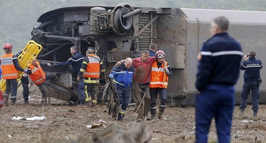 Vừa bị khủng bố, Pháp chịu thêm tai nạn tàu cao tốc trật bánh, 5 người thiệt mạng ảnh 2