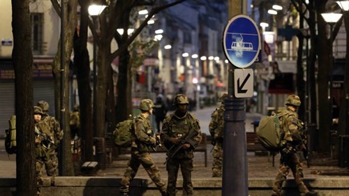 Đấu súng dữ dội ở ngoại ô Paris, tiêu diệt 3 nghi phạm khủng bố ảnh 1