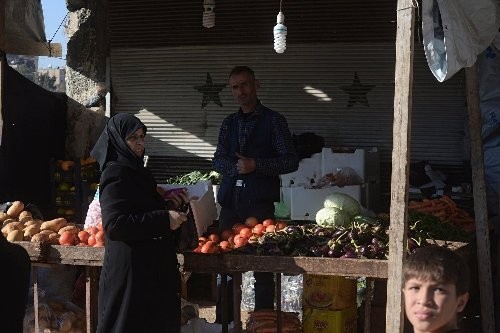 Người dân Aleppo mua thực phẩm tại một khu chợ.