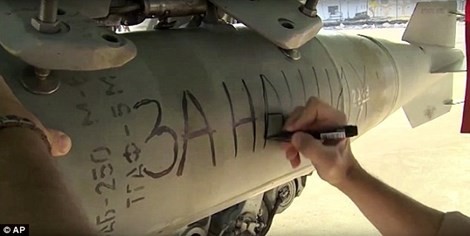 Phi công Nga viết ‘Vì Paris’ lên bom dùng diệt IS ảnh 1
