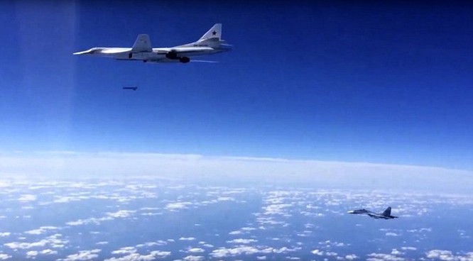 Máy bay ném bom chiến lược Nga đã bay... vòng quanh châu Âu để tấn công IS tại Syria ảnh 1