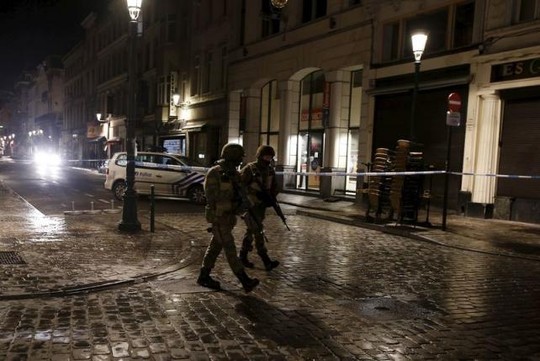 Cảnh sát Bỉ bố ráp suốt đêm, bắt 16 người ảnh 1
