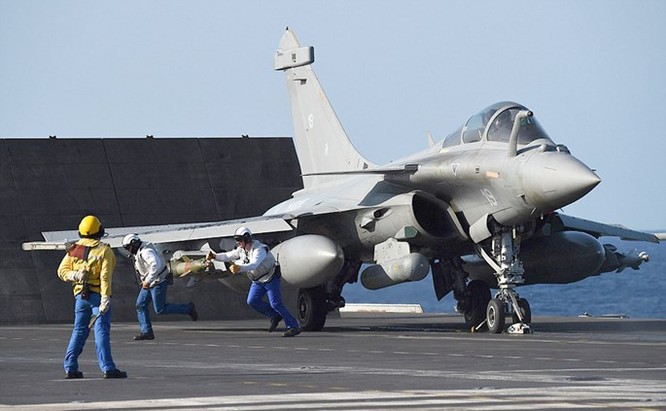 Trên tàu sân bay Pháp tham gia tấn công quân IS ở Trung Đông ảnh 7