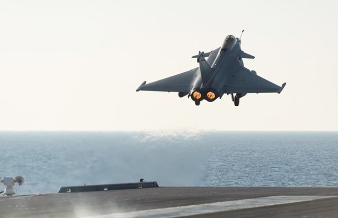 Trên tàu sân bay Pháp tham gia tấn công quân IS ở Trung Đông ảnh 10