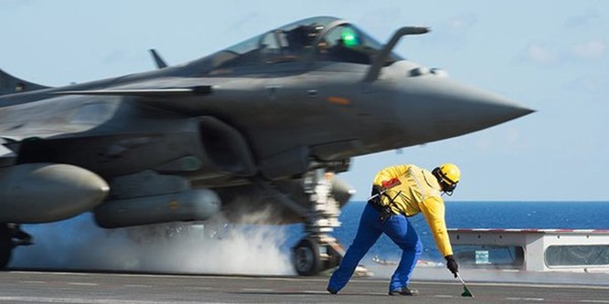 Trên tàu sân bay Pháp tham gia tấn công quân IS ở Trung Đông ảnh 8
