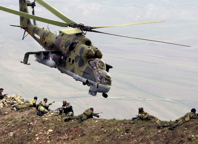 Trực thăng tấn công Nga áp sát Thổ Nhĩ Kỳ ảnh 1