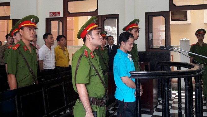 Tại tòa, bị cáo Võ Văn Minh cho rằng mình bị cài bẫy khi Tân Hiệp Phát vừa hẹn giao tiền vừa báo công an - Ảnh: H.Đ