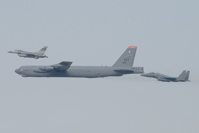Xem video clip B-52 Mỹ bay cực thấp răn đe Triều Tiên ảnh 1