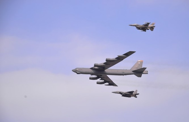 Xem video clip B-52 Mỹ bay cực thấp răn đe Triều Tiên ảnh 2