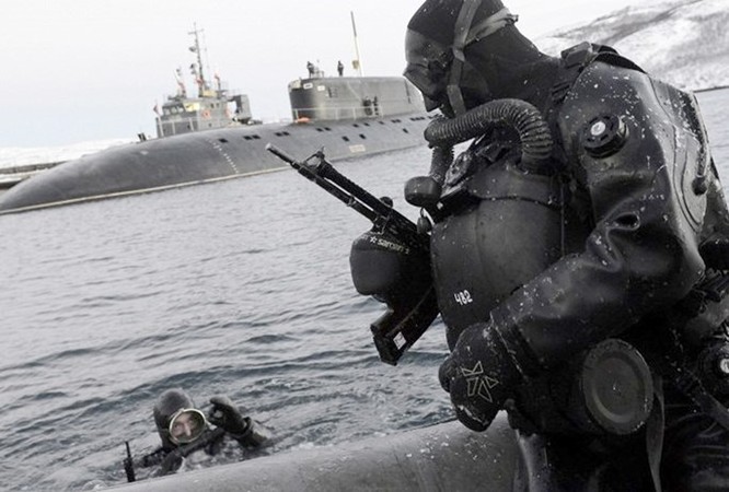 Video đặc công nước của Nga tập luyện bảo vệ căn cứ tàu ngầm ảnh 2