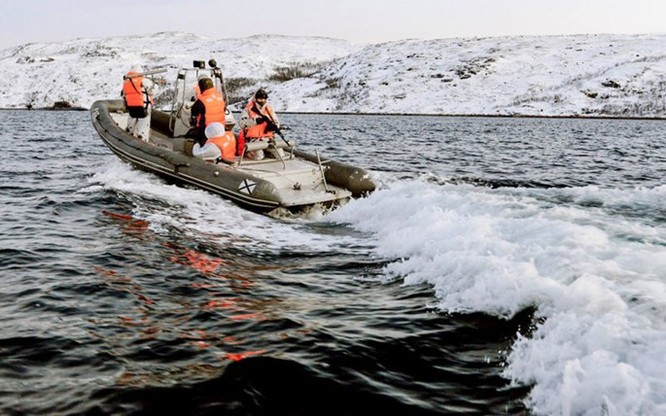 Video đặc công nước của Nga tập luyện bảo vệ căn cứ tàu ngầm ảnh 1