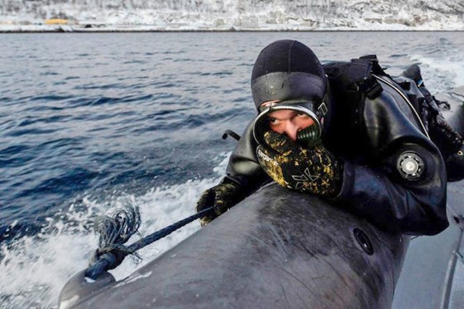 Video đặc công nước của Nga tập luyện bảo vệ căn cứ tàu ngầm ảnh 5