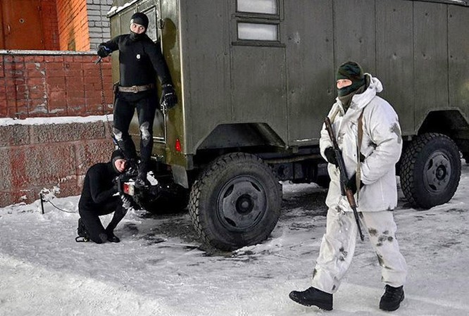 Video đặc công nước của Nga tập luyện bảo vệ căn cứ tàu ngầm ảnh 6