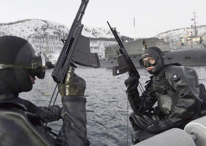 Video đặc công nước của Nga tập luyện bảo vệ căn cứ tàu ngầm ảnh 9