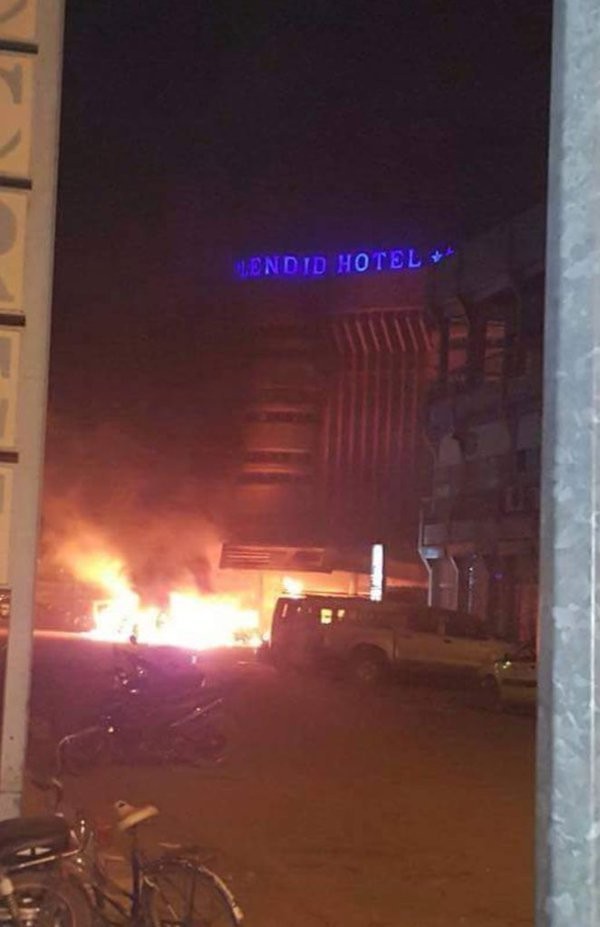 Video đấu súng, bắt giữ con tin tại khách sạn ở thủ đô Burkina Faso ảnh 1