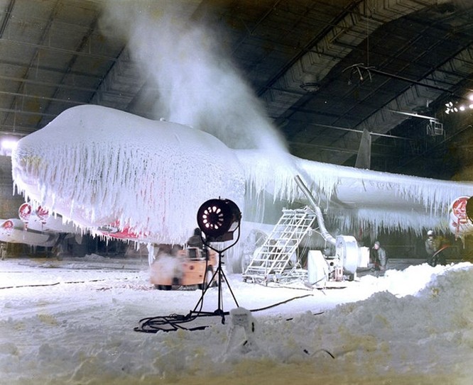 Video Mỹ thử nghiệm máy bay đảm bảo khả năng chịu được bão tuyết, nắng nóng ảnh 4