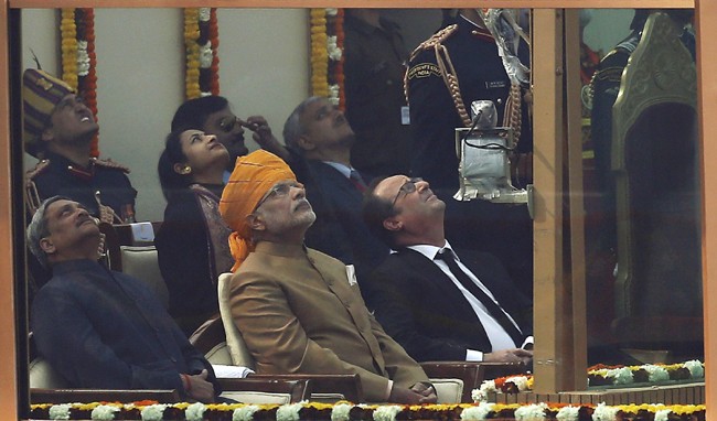 Tổng thống Pháp Hollande và Thủ tướng Ấn Độ Modi ngước mắt nhìn đoàn máy bay chiến đấu bay qua.