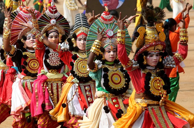 Các em nhỏ biểu diễn điệu múa truyền thống.