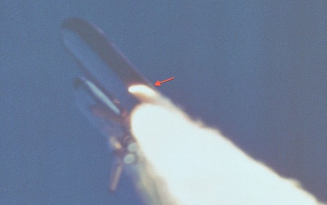 Video Khoảnh khắc tàu con thoi Challenger phát nổ 30 năm trước ảnh 5