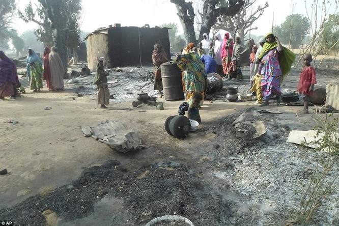 Video: Khủng khiếp tổ chức khủng bố Boko Haram thiêu sống cả trẻ em ảnh 1