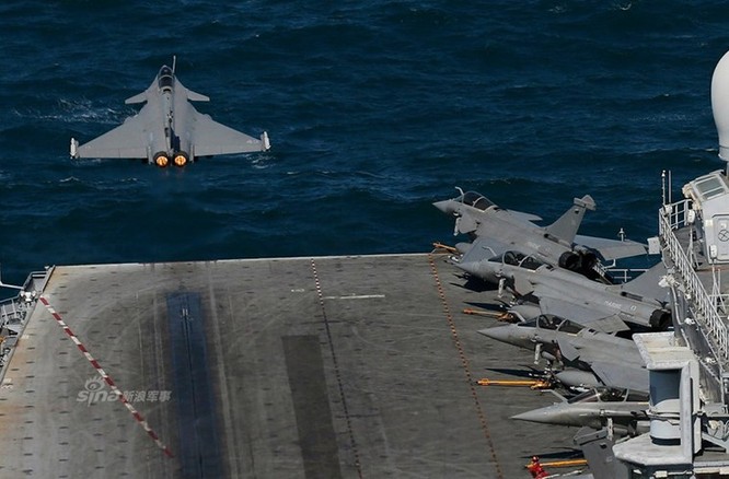 "Đột nhập" bên trong tàu sân bay Pháp không kích IS ảnh 2
