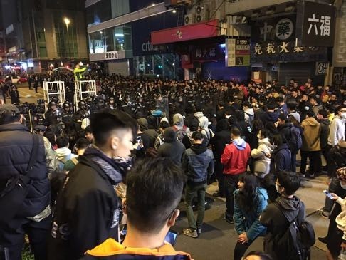 Cảnh sát và người biểu tình hỗn chiến tại Hồng Kông ảnh 8