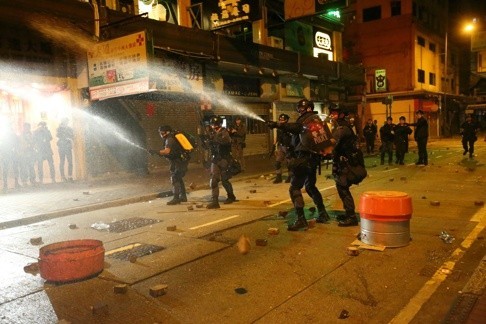 Cảnh sát và người biểu tình hỗn chiến tại Hồng Kông ảnh 5