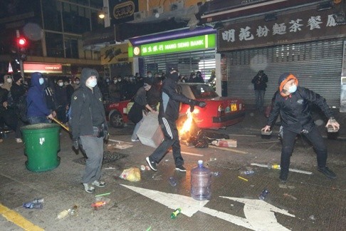 Cảnh sát và người biểu tình hỗn chiến tại Hồng Kông ảnh 2