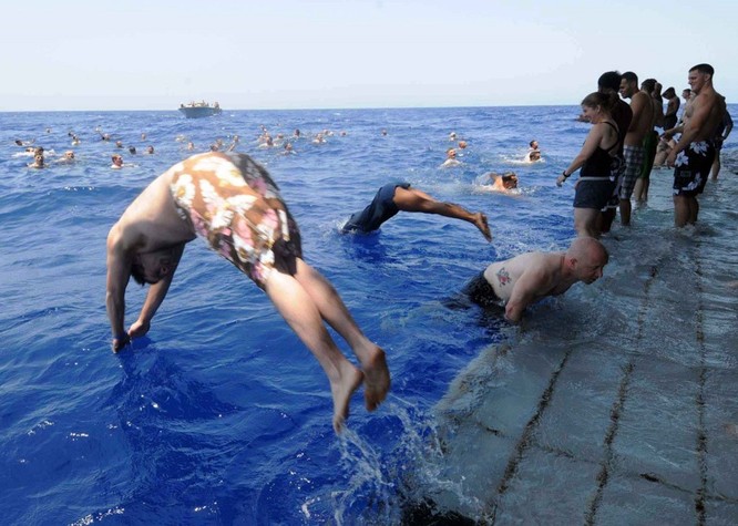 Thú vui bơi lội của thủy thủ Mỹ làm nhiệm vụ giữa đại dương ảnh 10