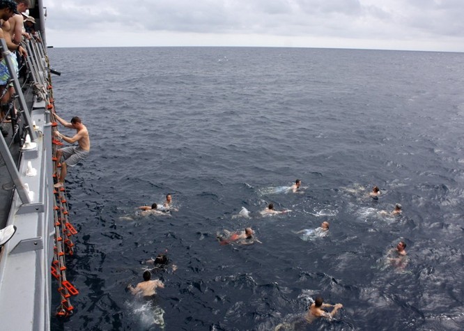 Thú vui bơi lội của thủy thủ Mỹ làm nhiệm vụ giữa đại dương ảnh 11