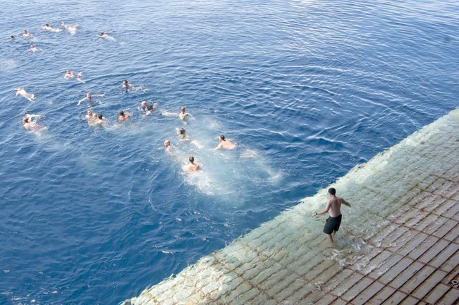 Thú vui bơi lội của thủy thủ Mỹ làm nhiệm vụ giữa đại dương ảnh 2