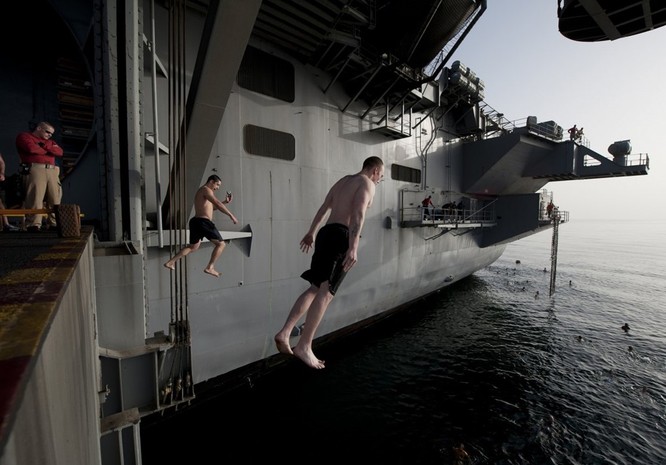 Thú vui bơi lội của thủy thủ Mỹ làm nhiệm vụ giữa đại dương ảnh 3