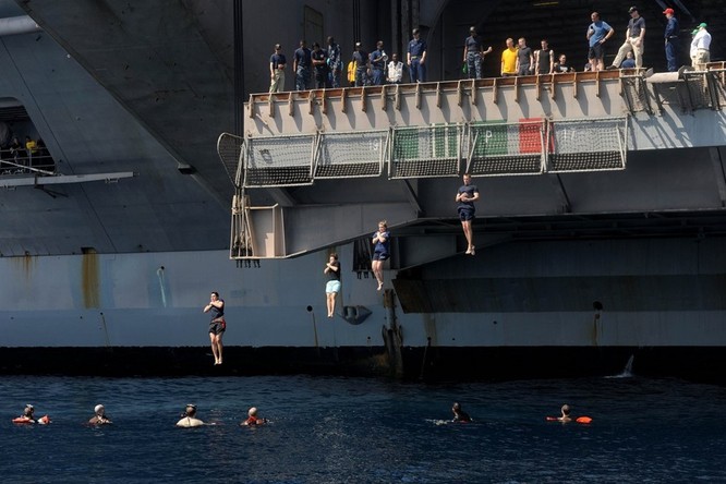 Thú vui bơi lội của thủy thủ Mỹ làm nhiệm vụ giữa đại dương ảnh 7