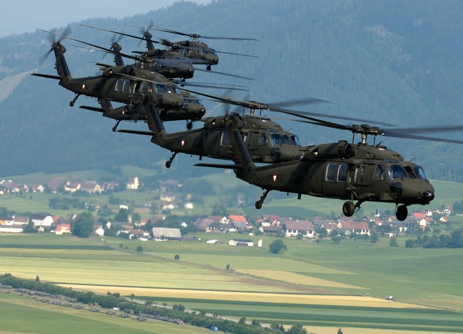 Video Uy lực đáng sợ trực thăng “diều hâu đen” UH-60 của Mỹ ảnh 1