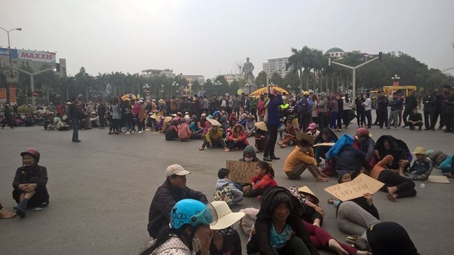 Video Ngày thứ bảy dân vây trụ sở UBND tỉnh Thanh Hoá đòi “trả lại biển“ ảnh 2