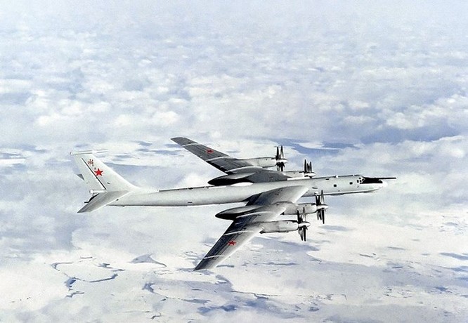 Video Máy bay săn ngầm Nga tuần tra Biển Đông ảnh 1