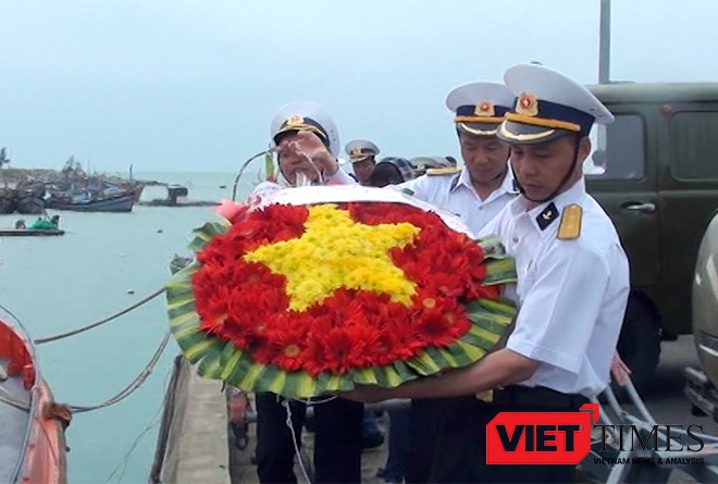 Vòng hoa tưởng niệm các liệt sĩ hu sinh trong trận hải chiến bảo vệ đảo Gạc Ma và Cô Lin 14-3-1988