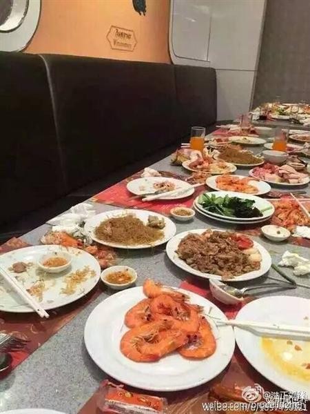 Du khách Trung Quốc "ăn tục", dùng đĩa xúc tôm ảnh 2