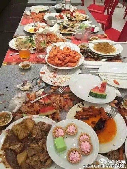 Du khách Trung Quốc "ăn tục", dùng đĩa xúc tôm ảnh 1