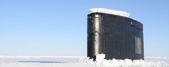 Video tàu ngầm hạt nhân Mỹ phá băng Bắc Cực trồi lên ảnh 1
