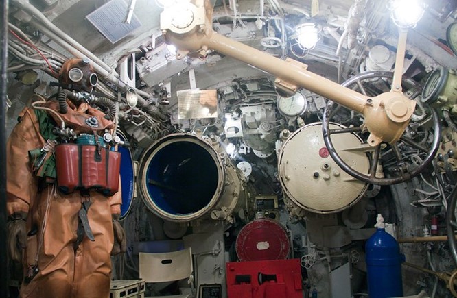 Video học viên tàu ngầm Nga tập thoát hiểm qua ống phóng ngư lôi ảnh 4