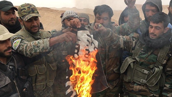 Quân nhân Syria và dân quân đã đốt là cờ màu đen của IS.