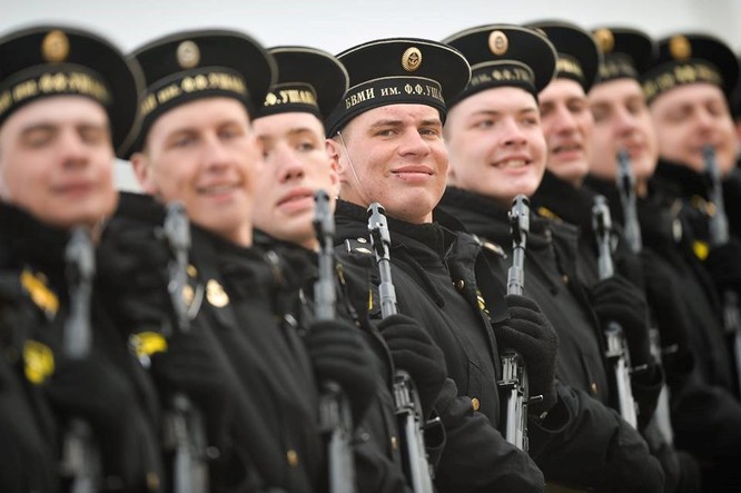 Nụ cười luôn hiện diện trên gương mặt những người lính. (Nguồn: Sputnik)