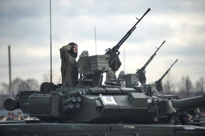 Những người lính lái xe tăng T-90 (Nguồn: Sputnik)