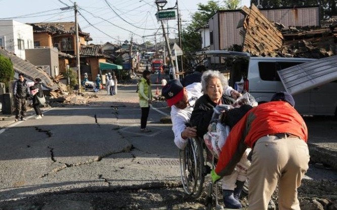 Thủ tướng Nhật Bản Shinzo Abe tuyên bố chính phủ sẽ làm hết khả năng để hỗ trợ các nạn nhân của trận động đất, đặc biệt là cung cấp thức ăn, nhu yếu phẩm và thuốc men.