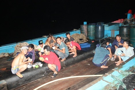 Vừa cập cảng, ngư dân Quảng Bình đã thu cả trăm triệu đồng ảnh 6