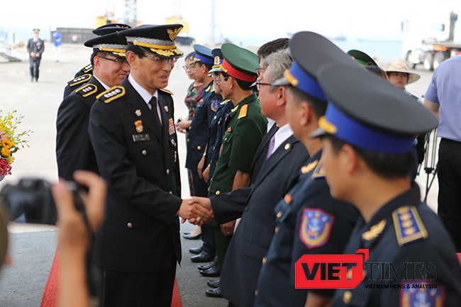 Ông Kim Do Seok, Giám đốc Học viện Bảo vệ Bờ biển Hàn Quốc, trưởng đoàn bắt tay chào xã giao các thành phần phía Việt Nam tại lễ đón
