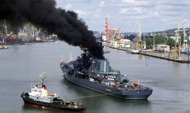 Video Tàu chiến Nga đi qua cầu mà tưởng cháy cầu ảnh 5